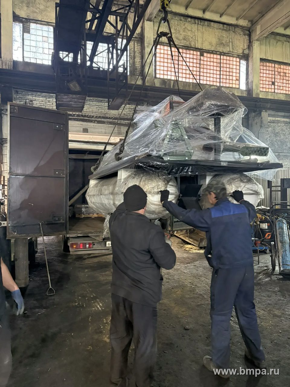 Погрузка миниземснаряда «Крот» для Тюмени